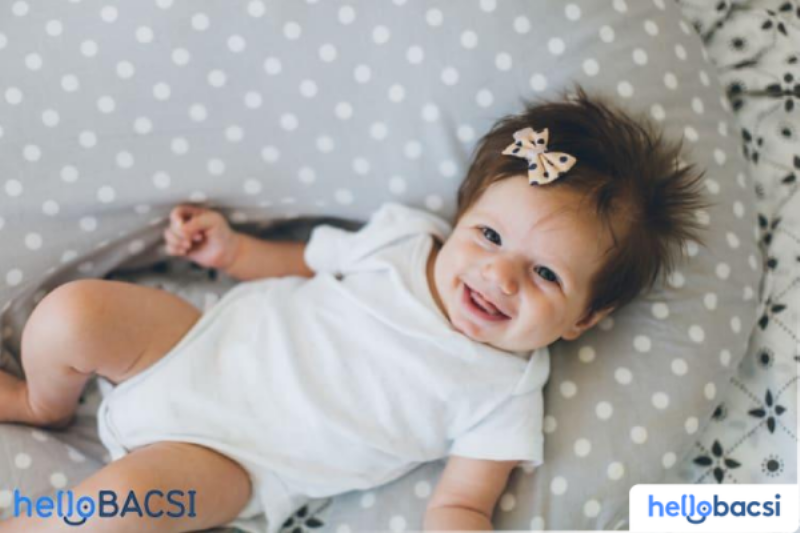 Hình ảnh bàn tay người kiểm tra độ chắc của yếm cua hoặc chân cua khi chọn mua